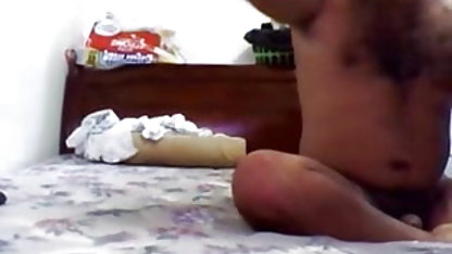 स्लिम जापानी फूहड़ उसके घुटनों के लिए एक मुर्गा के सेक्सी इंग्लिश मूवी लिए गिर जाता है