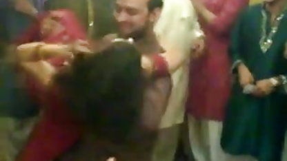 रेड सेक्सी पिक्चर मूवी इंग्लिश में इंडियन सामान्य किस्म के बाथरूम में गड़बड़