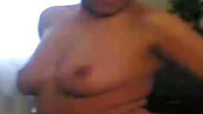 सेक्सी बेब स्ट्रिप्स और उंगलियों उसे सेक्सी मूवी इंग्लिश बिल्ली