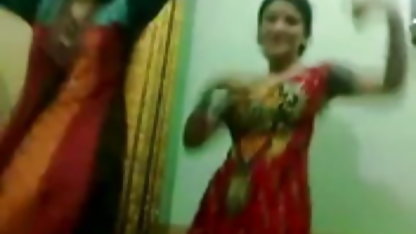 सेक्सी नीचे इंग्लिश फिल्म सेक्सी फुल पहनने के कपड़ा और बाथरूम में