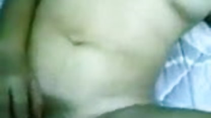 श्यामला बालों वाली बिल्ली इंग्लिश सेक्सी मूवी वीडियो के साथ खेलता है